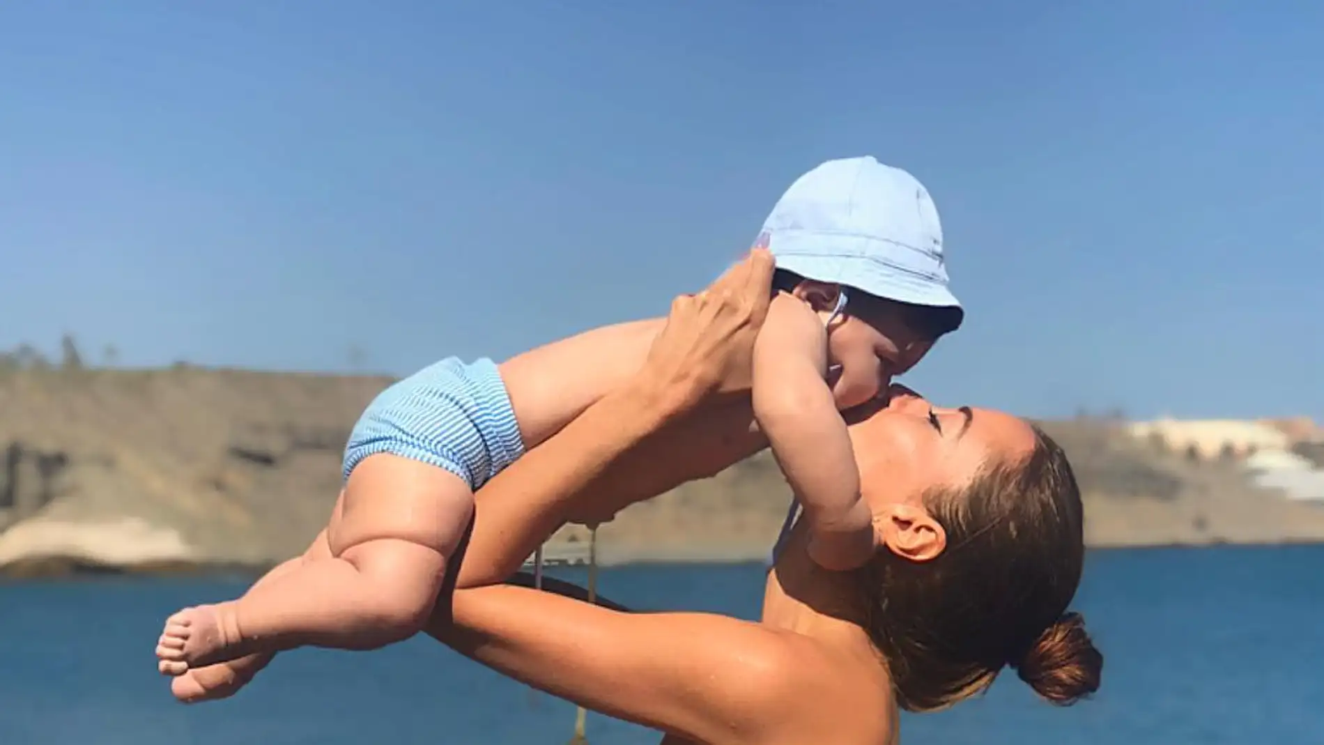 Aurah Ruiz junto a su hijo Nyan
