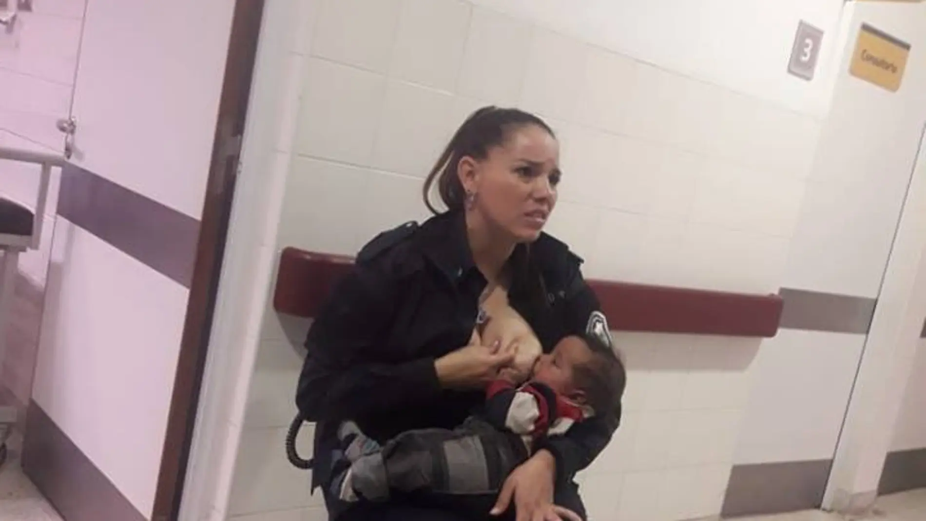 La policía dando el pecho al bebé La policía dando el pecho al bebé
