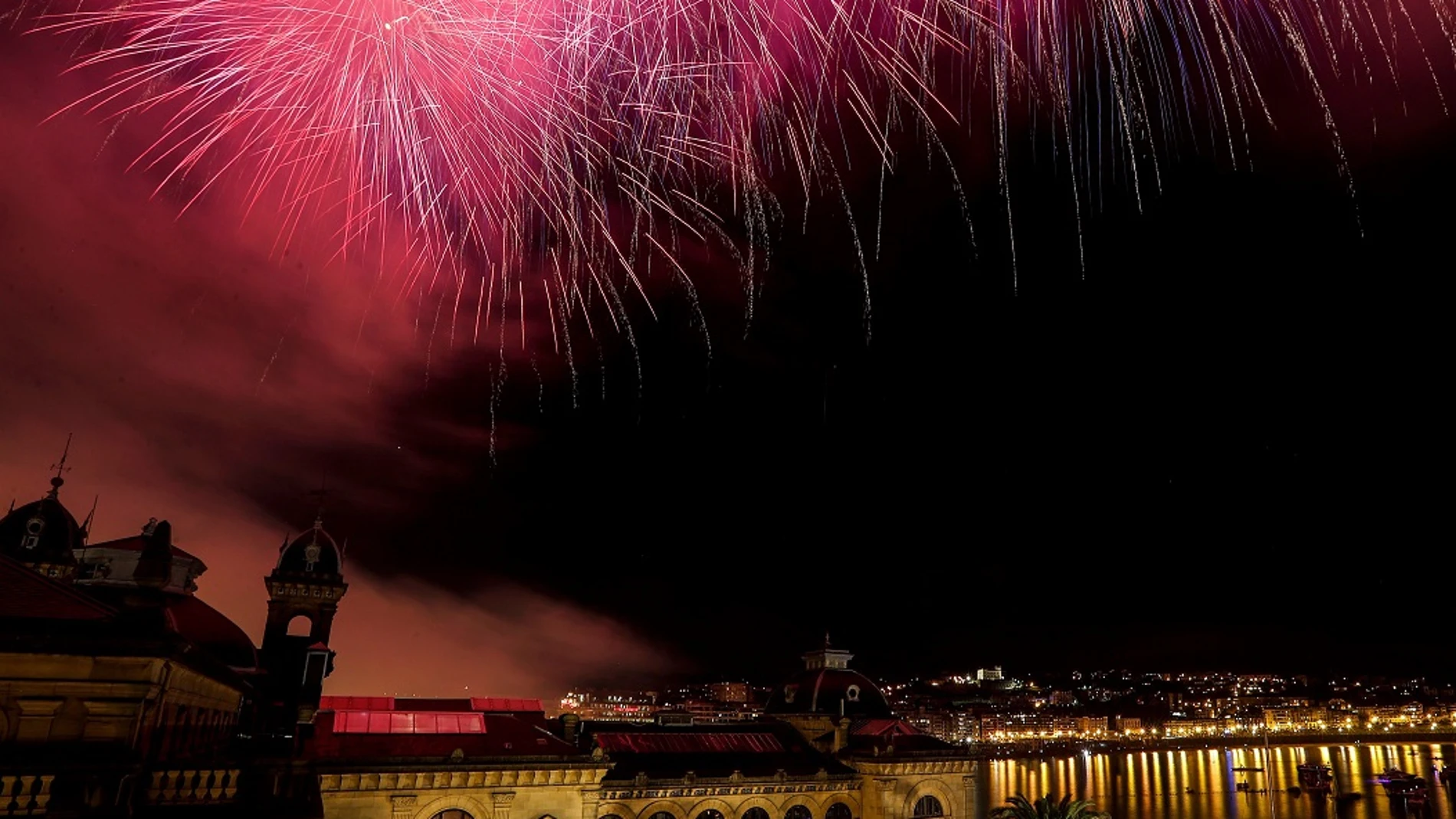 Fuegos artificiales durante la Semana Grande de Donostia Fuegos artificiales durante la Semana Grande de Donostia