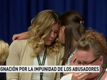 Una víctima de abusos sexuales de un sacerdote en EEUU: "Vi cómo puso a un niño de pie en la cama, en la posición de Cristo en la cruz, para poder fotografiarle" Una víctima de abusos sexuales de un sacerdote en EEUU: "Vi cómo puso a un niño de pie en la cama, en la posición de Cristo en la cruz, para poder fotografiarle"