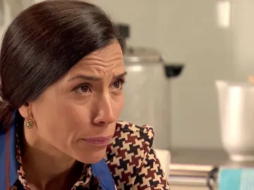 Manuela aconseja a Benigna que le confiese su secreto a Benito Manuela aconseja a Benigna que le confiese su secreto a Benito