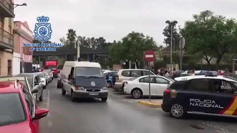 La Policía Nacional detiene en Sevilla a diez personas por la detención ilegal, extorsión, amenazas de muerte y lesiones a un hombre La Policía Nacional detiene en Sevilla a diez personas por la detención ilegal, extorsión, amenazas de muerte y lesiones a un hombre