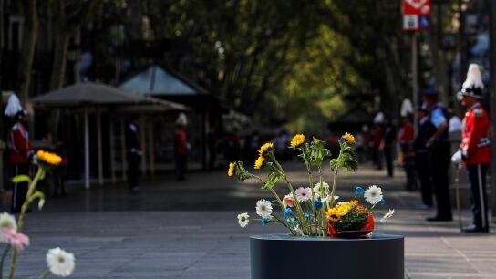 Flores homenajeando a los asesinados en los atentados de Catalu&ntilde;a