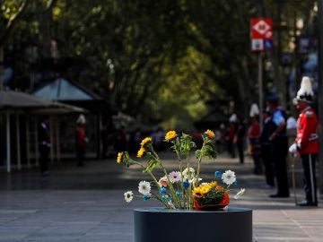 Flores homenajeando a los asesinados en los atentados de Cataluña