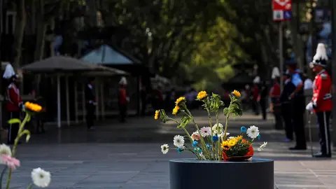 Flores homenajeando a los asesinados en los atentados de Cataluña Flores homenajeando a los asesinados en los atentados de Cataluña