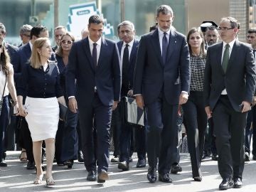 Los Reyes a su llegada a la plaza de Catalunya para presidir los actos de homenaje 