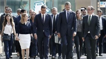 Los Reyes a su llegada a la plaza de Catalunya para presidir los actos de homenaje Los Reyes a su llegada a la plaza de Catalunya para presidir los actos de homenaje