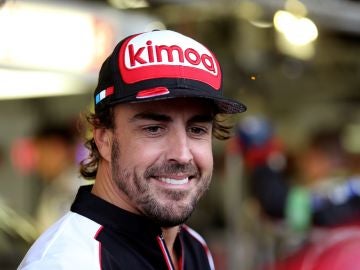 Fernando Alonso, sonriente en Silverstone