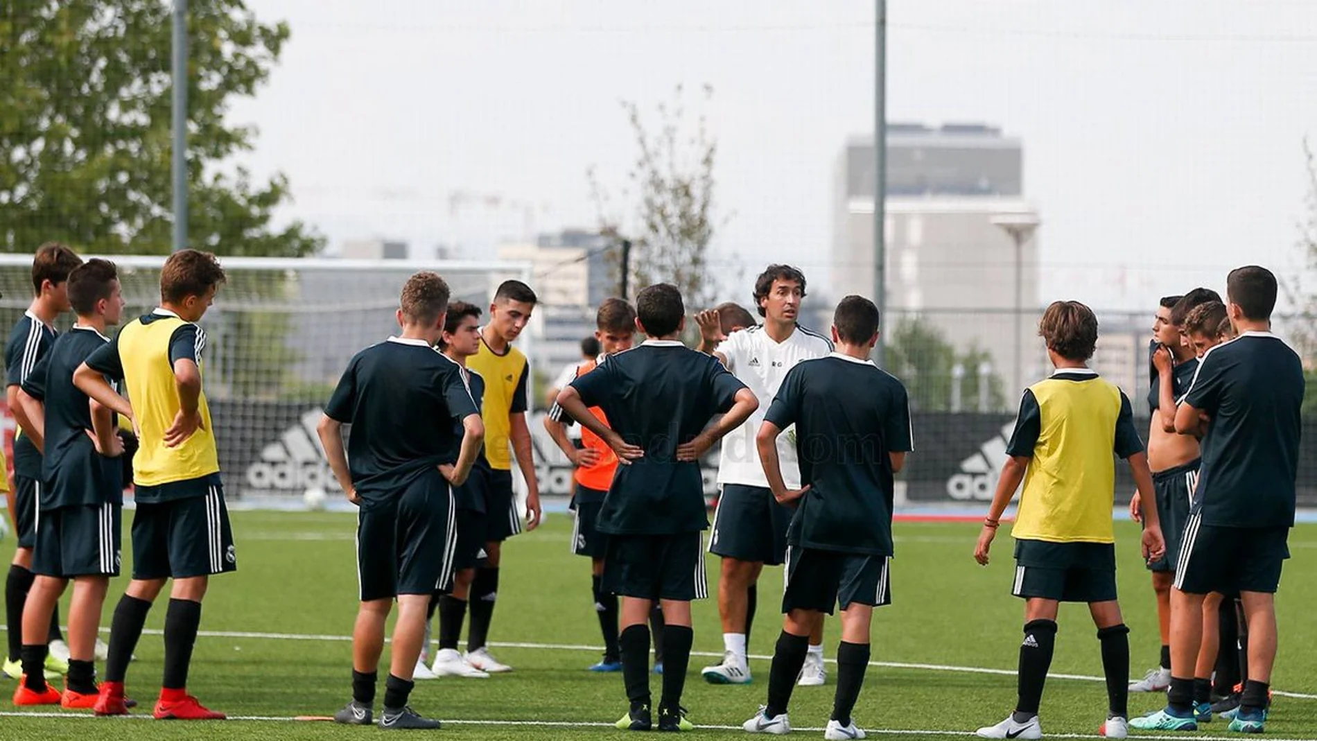 Raúl González, dirigiendo su primer entrenamiento Raúl González, dirigiendo su primer entrenamiento