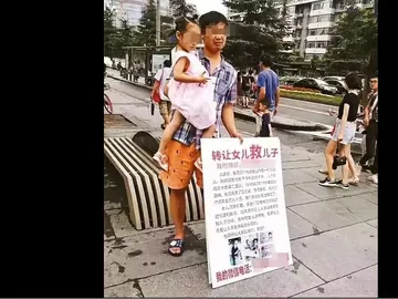 El padre junto a su hija El padre junto a su hija