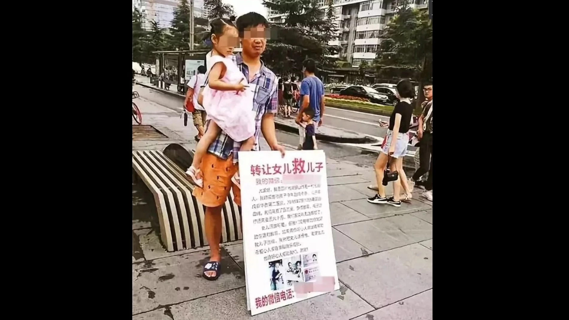 El padre junto a su hija El padre junto a su hija