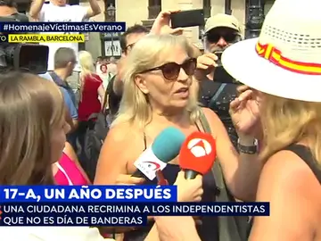 Una ciudadana a los independentistas: "Estamos aquí por las víctimas no para colgar banderas" Una ciudadana a los independentistas: "Estamos aquí por las víctimas no para colgar banderas"