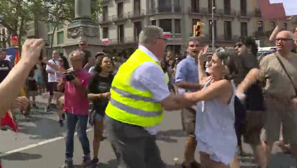  Tensión entre unionistas e independentistas en Plaza de Cataluña tras el acto de homenaje a las víctimas 