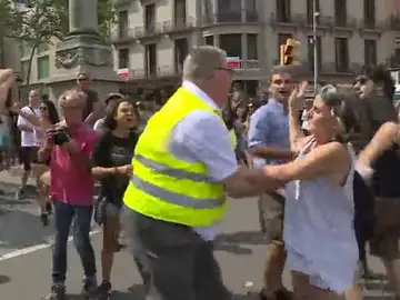 Tensión entre unionistas e independentistas en Plaza de Cataluña tras el acto de homenaje a las víctimas Tensión entre unionistas e independentistas en Plaza de Cataluña tras el acto de homenaje a las víctimas