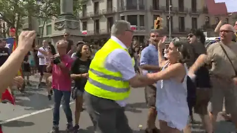 Tensión entre unionistas e independentistas en Plaza de Cataluña tras el acto de homenaje a las víctimas Tensión entre unionistas e independentistas en Plaza de Cataluña tras el acto de homenaje a las víctimas