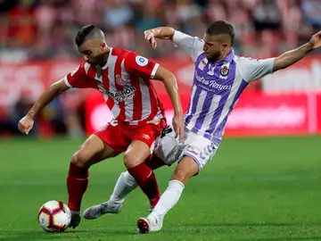 Borja Garcia y Keko Gontán pelean por la posesión del balón Borja Garcia y Keko Gontán pelean por la posesión del balón