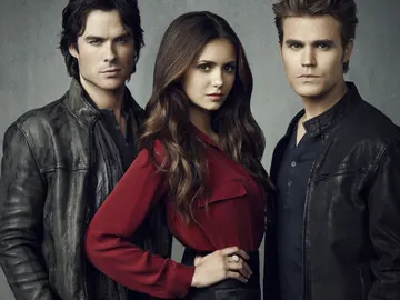 Damon, Stefan y Elena en 'Crónicas vampíricas' Damon, Stefan y Elena en 'Crónicas vampíricas'