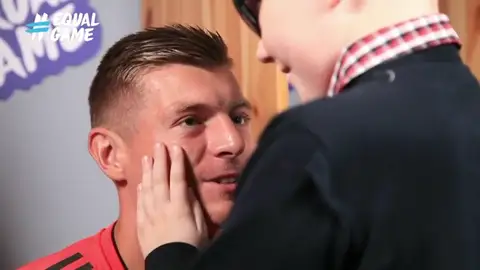 El tierno momento de Kroos con un niño invidente: "Claro, soy feliz porque estoy contigo" El tierno momento de Kroos con un niño invidente: "Claro, soy feliz porque estoy contigo"