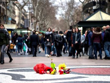 Unas flores homenajean a las víctimas del atentado de las Ramblas de Barcelona