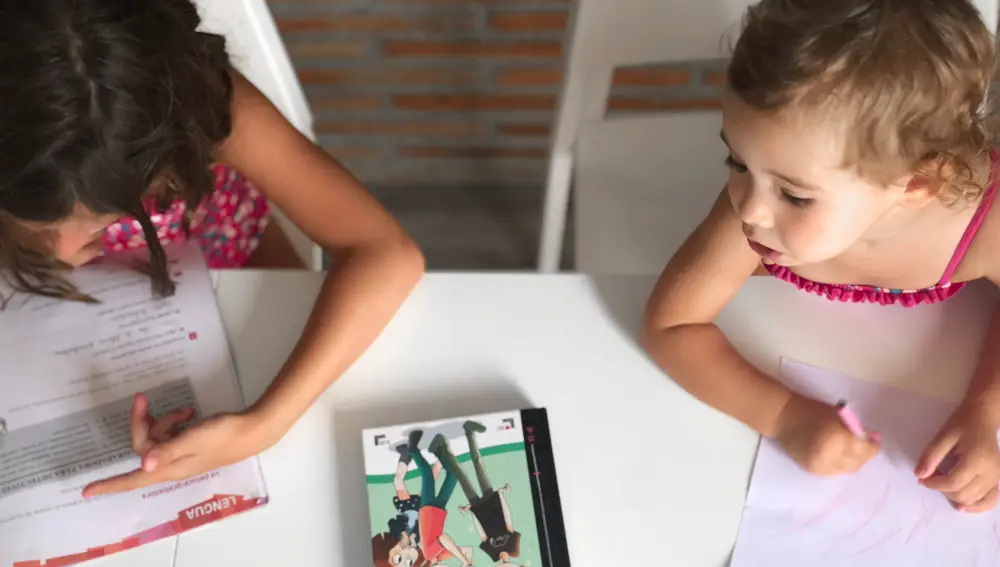 Anita como es pequeña más que ayudar suele hacer lo contrario Anita como es pequeña más que ayudar suele hacer lo contrario
