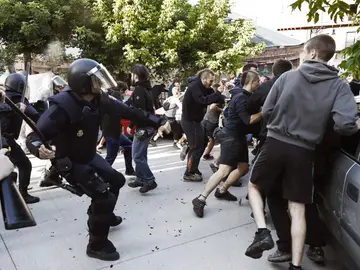 Efectivos de la Policía Foral disuelven una concentración Efectivos de la Policía Foral disuelven una concentración