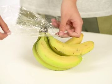 ¿Quieres que tus plátanos aguanten más tiempo sin que se pongan negros? Presta atención a este vídeo porque te desvelamos tres trucos para que esto no te vuelva a pasar