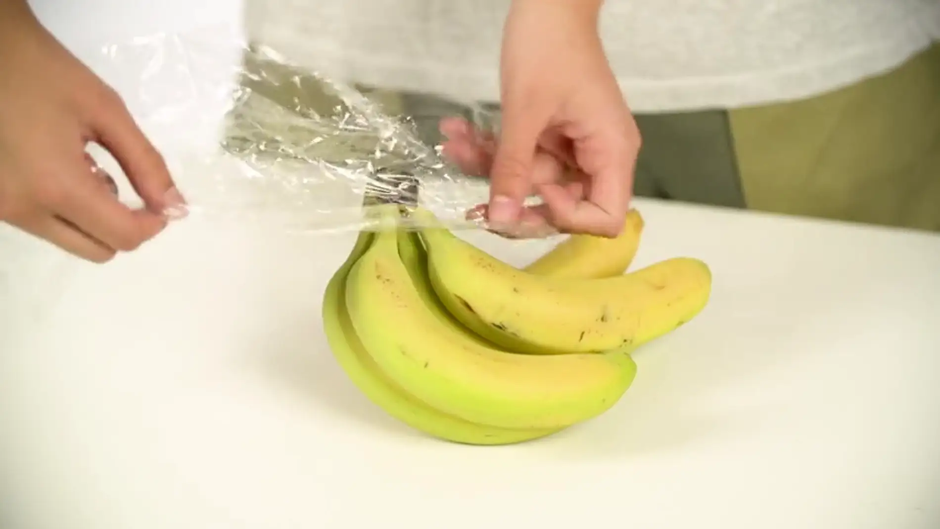 ¿Quieres que tus plátanos aguanten más tiempo sin que se pongan negros? Presta atención a este vídeo porque te desvelamos tres trucos para que esto no te vuelva a pasar