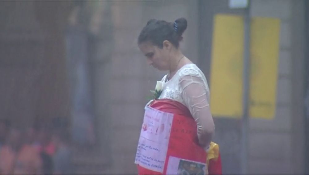 Liberan globos blancos con "mensajes de amor" para recordar a las víctimas del 17-A