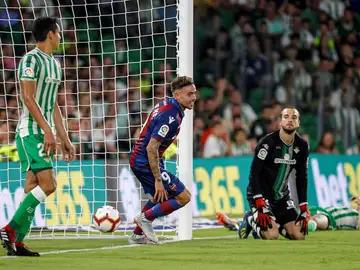 Roger Martí celebra su gol contra el Betis Roger Martí celebra su gol contra el Betis