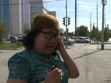 Un hombre ruso vende un exclusivo gorro hecho con lana de Mamut Un hombre ruso vende un exclusivo gorro hecho con lana de Mamut