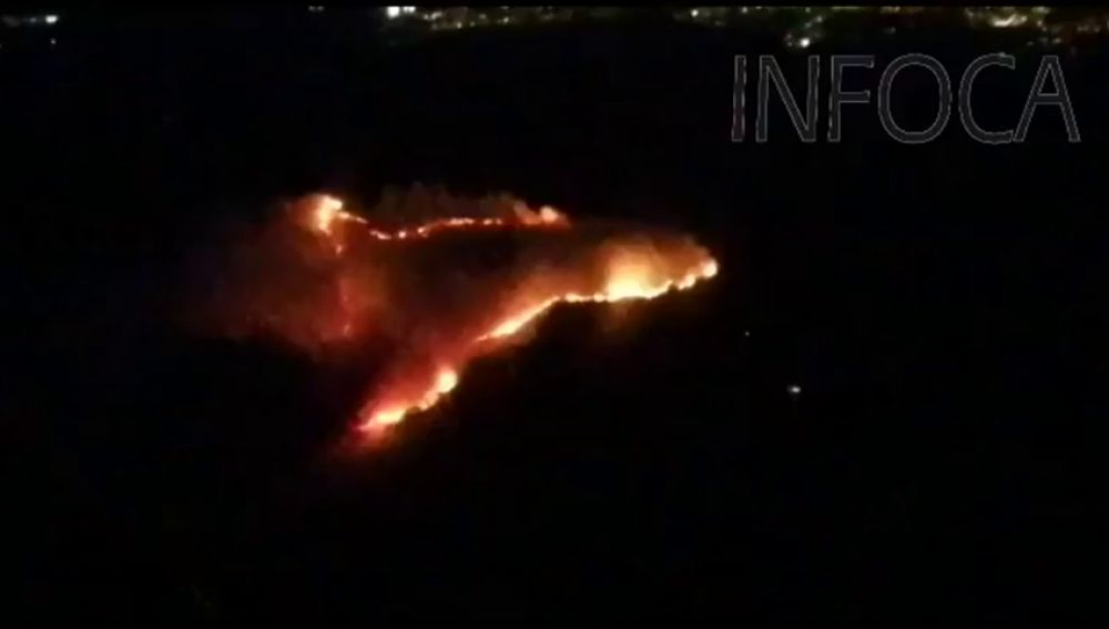 Un centenar de bomberos luchan contra el complicado incendio en Tarifa 