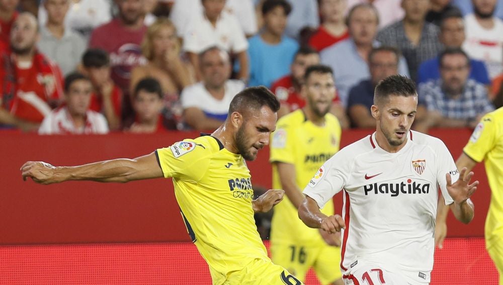 Víctor Ruiz y Sarabia pugnan por el balón