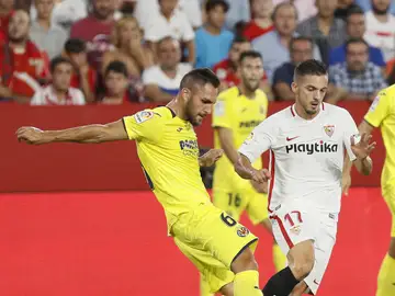 Víctor Ruiz y Sarabia pugnan por el balón Víctor Ruiz y Sarabia pugnan por el balón