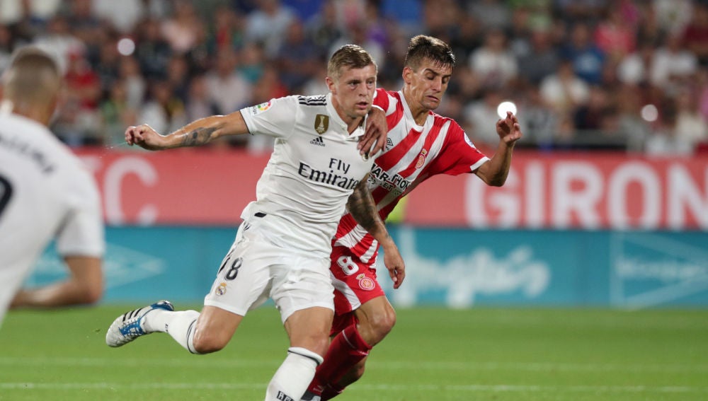 Kroos y Pere Pons pelean por la posesión del balón