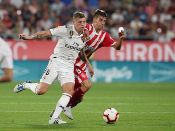 Kroos y Pere Pons pelean por la posesión del balón