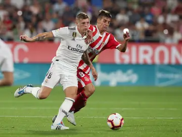 Kroos y Pere Pons pelean por la posesión del balón Kroos y Pere Pons pelean por la posesión del balón