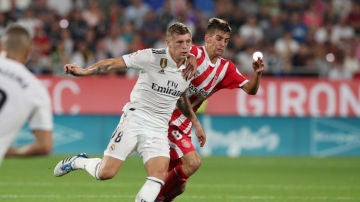 Kroos y Pere Pons pelean por la posesión del balón