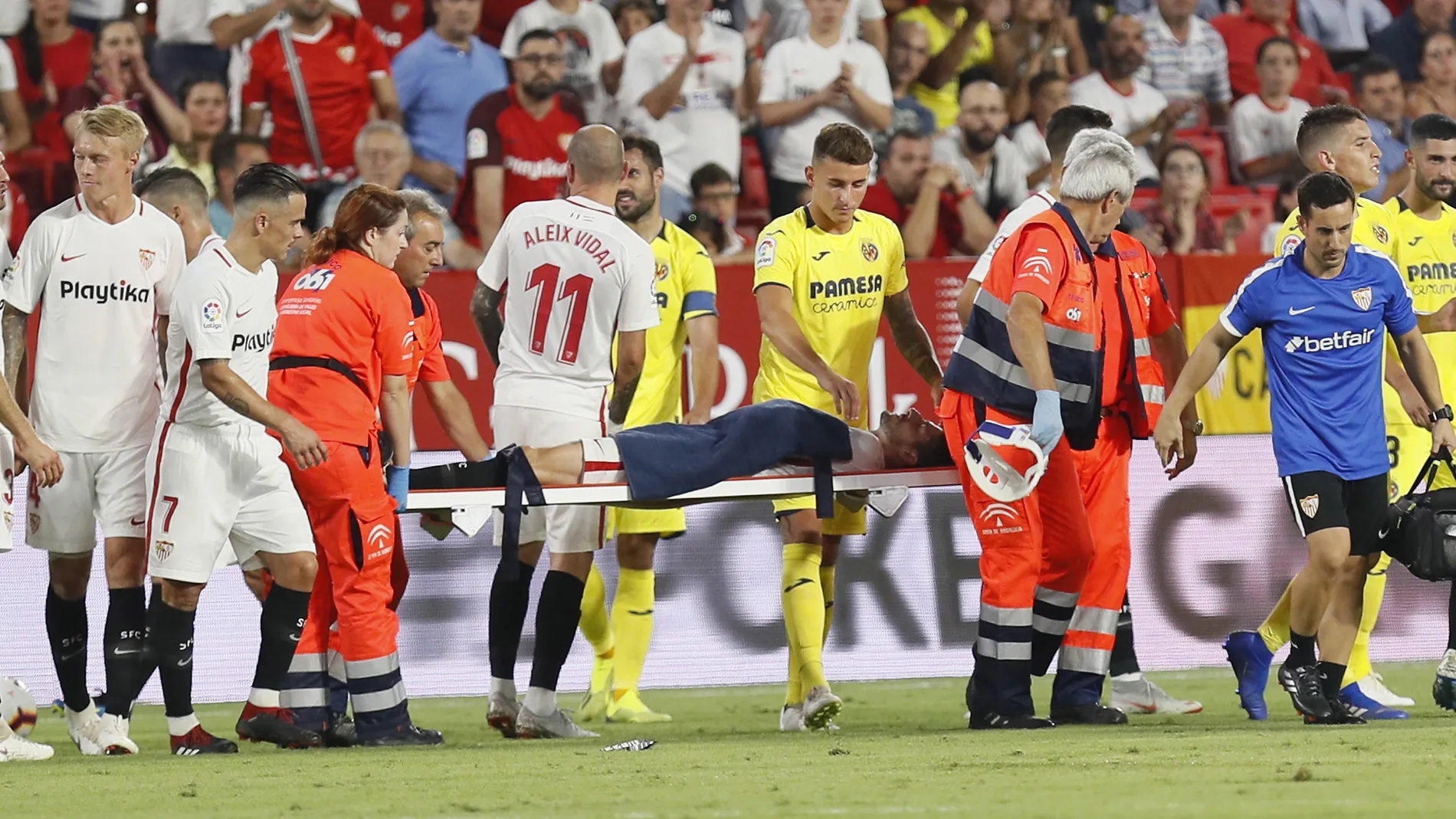 Escudero abandona en camilla el Sánchez Pizjuán Escudero abandona en camilla el Sánchez Pizjuán