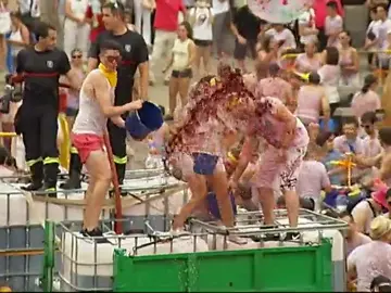 'Toro en su tinta', una 'batalla' con 10.000 litros de vino 'Toro en su tinta', una 'batalla' con 10.000 litros de vino