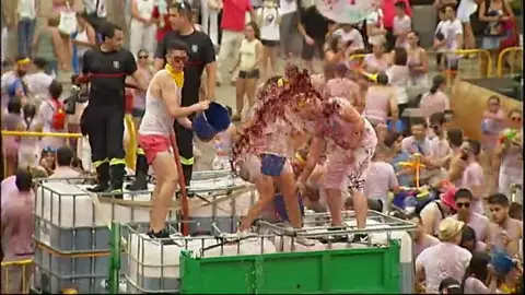 'Toro en su tinta', una 'batalla' con 10.000 litros de vino 'Toro en su tinta', una 'batalla' con 10.000 litros de vino