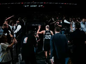 Ginobili despidiéndose de la afición del AT&T Center Ginobili despidiéndose de la afición del AT&T Center