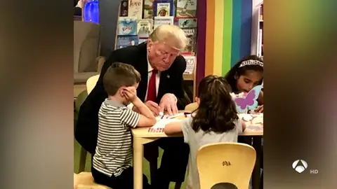 Pillan a Donald Trump pintando mal la bandera de EEUU Pillan a Donald Trump pintando mal la bandera de EEUU