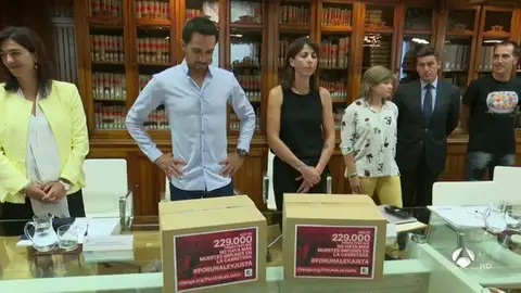 Anna González y Alberto Contador se reúnen con el Gobierno 'PorUnaLeyJusta': "Hasta que las cosas estén hechas yo no veo nada" Anna González y Alberto Contador se reúnen con el Gobierno 'PorUnaLeyJusta': "Hasta que las cosas estén hechas yo no veo nada"