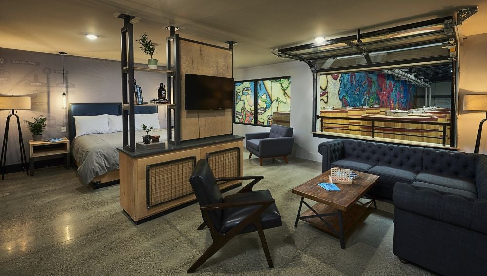 El interior de una habitación del hotel cervecería DogHouse