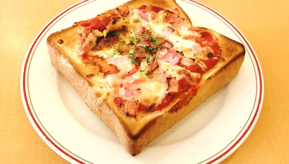 Una pizza sobre pan de molde.