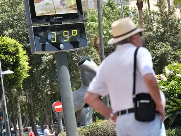 Imagen de archivo de un termómetro marcando 39 grados en el centro de Almería. Imagen de archivo de un termómetro marcando 39 grados en el centro de Almería.