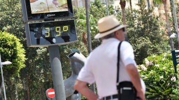 Imagen de archivo de un termómetro marcando 39 grados en el centro de Almería. 
