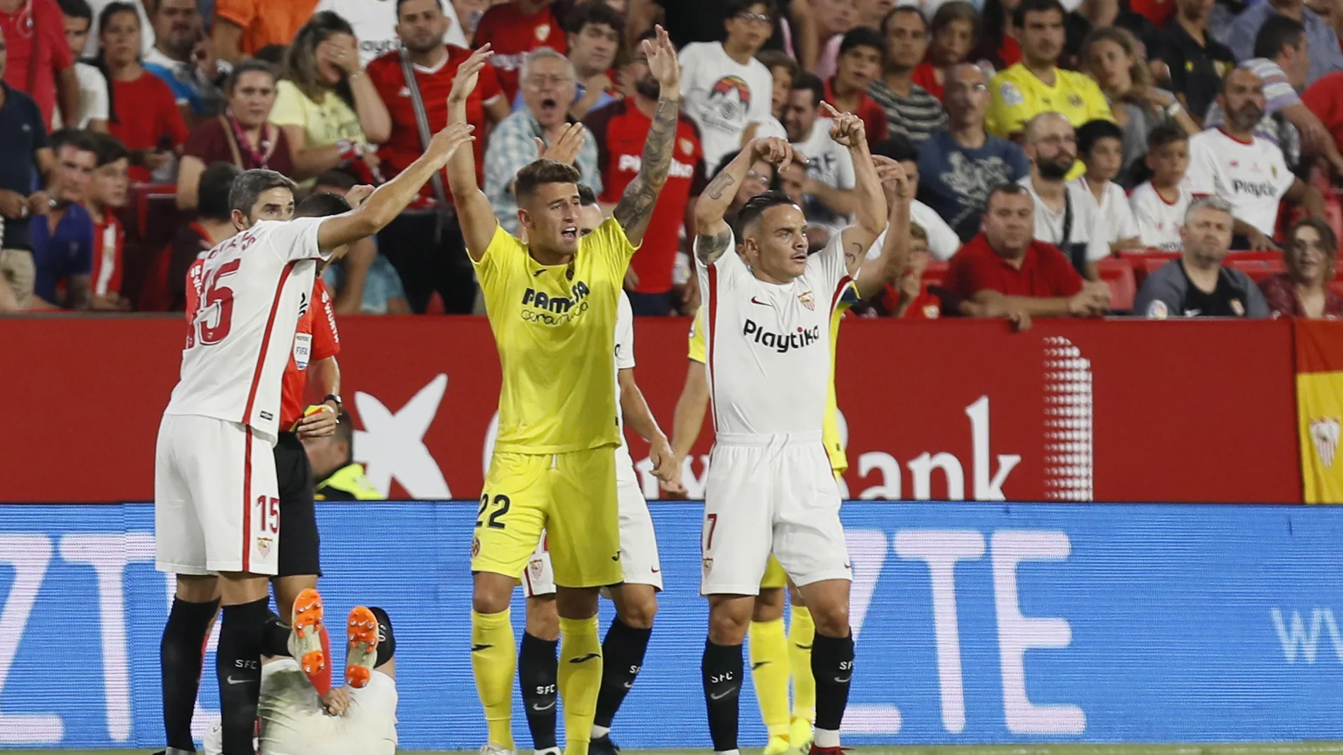 Escudero tendido en el suelo mientras sus compañeros piden ayuda Escudero tendido en el suelo mientras sus compañeros piden ayuda