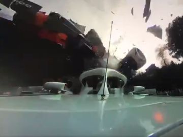 El momento del accidente de Alonso y Leclerc