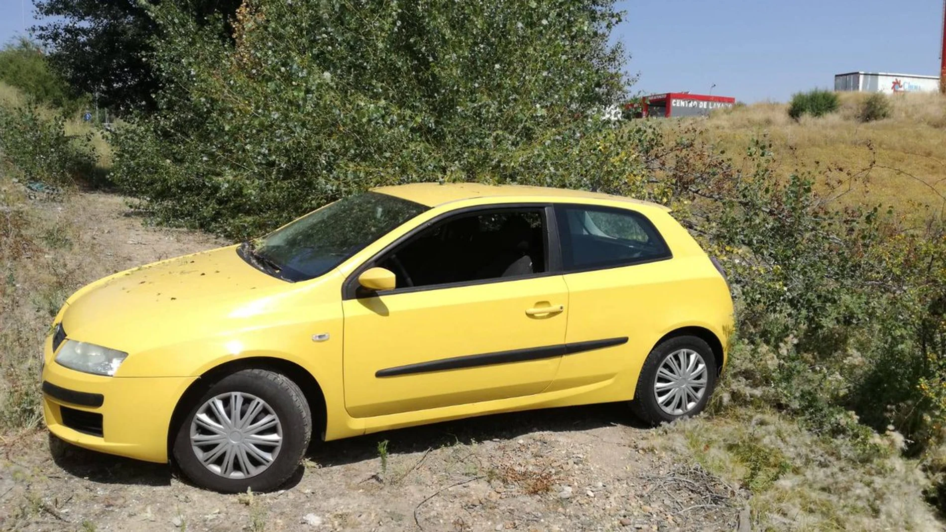 El coche encontrado a 100 metros de la gasolinera El coche encontrado a 100 metros de la gasolinera